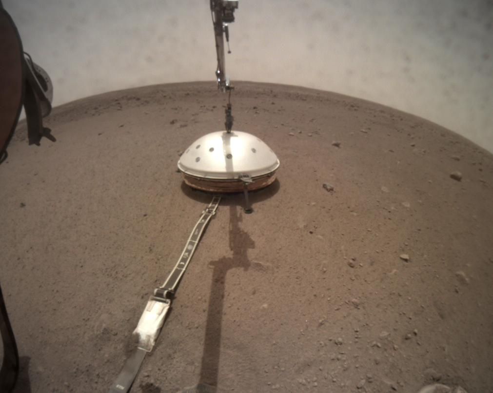 InSight's seismometer sits on the dusty surface of Mars, poised to detect and measure the vibrations of marsquakes.