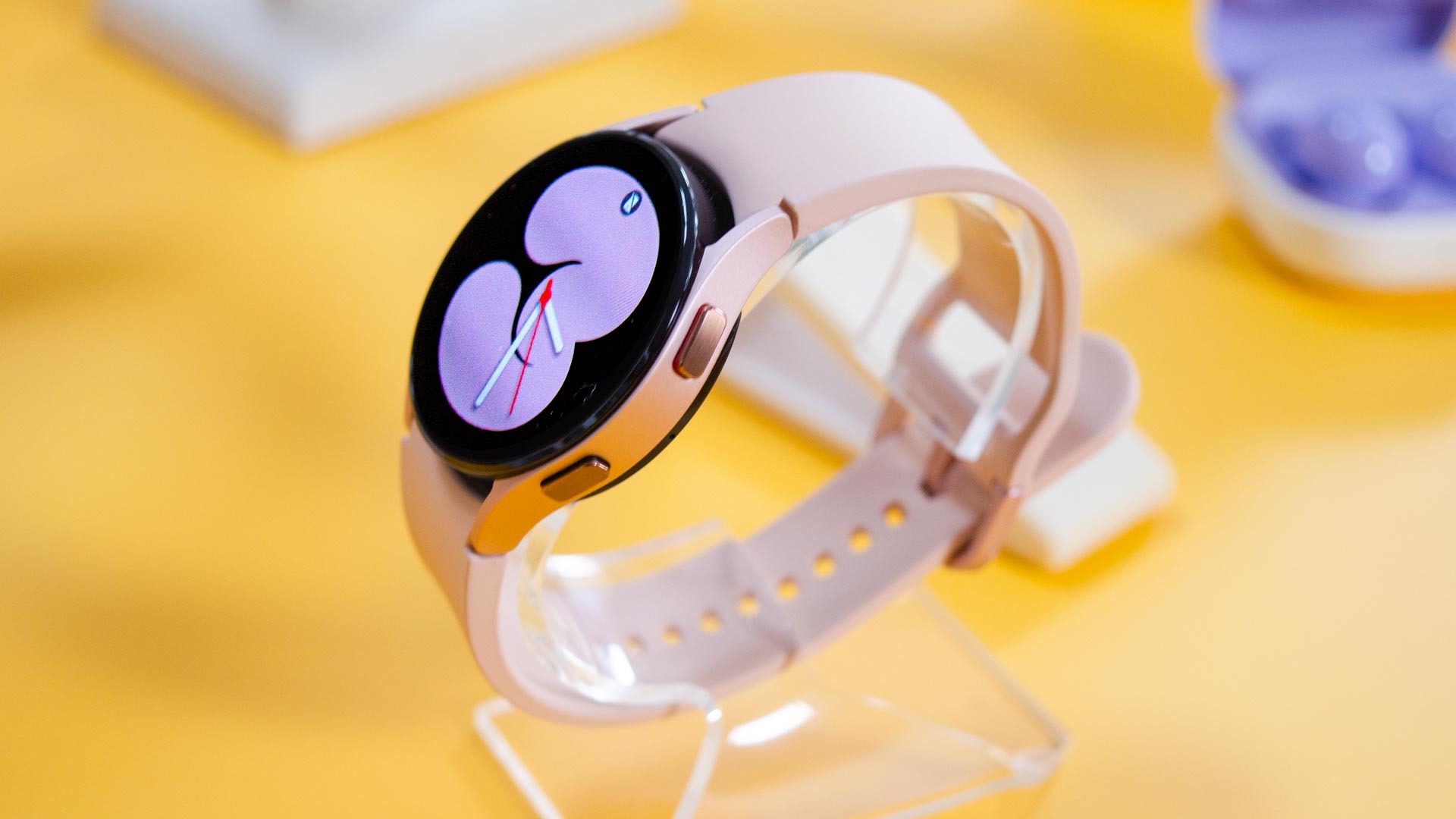 Galaxy Watch 4 retains the sleek, fitness-oriented look of the previous Active line.