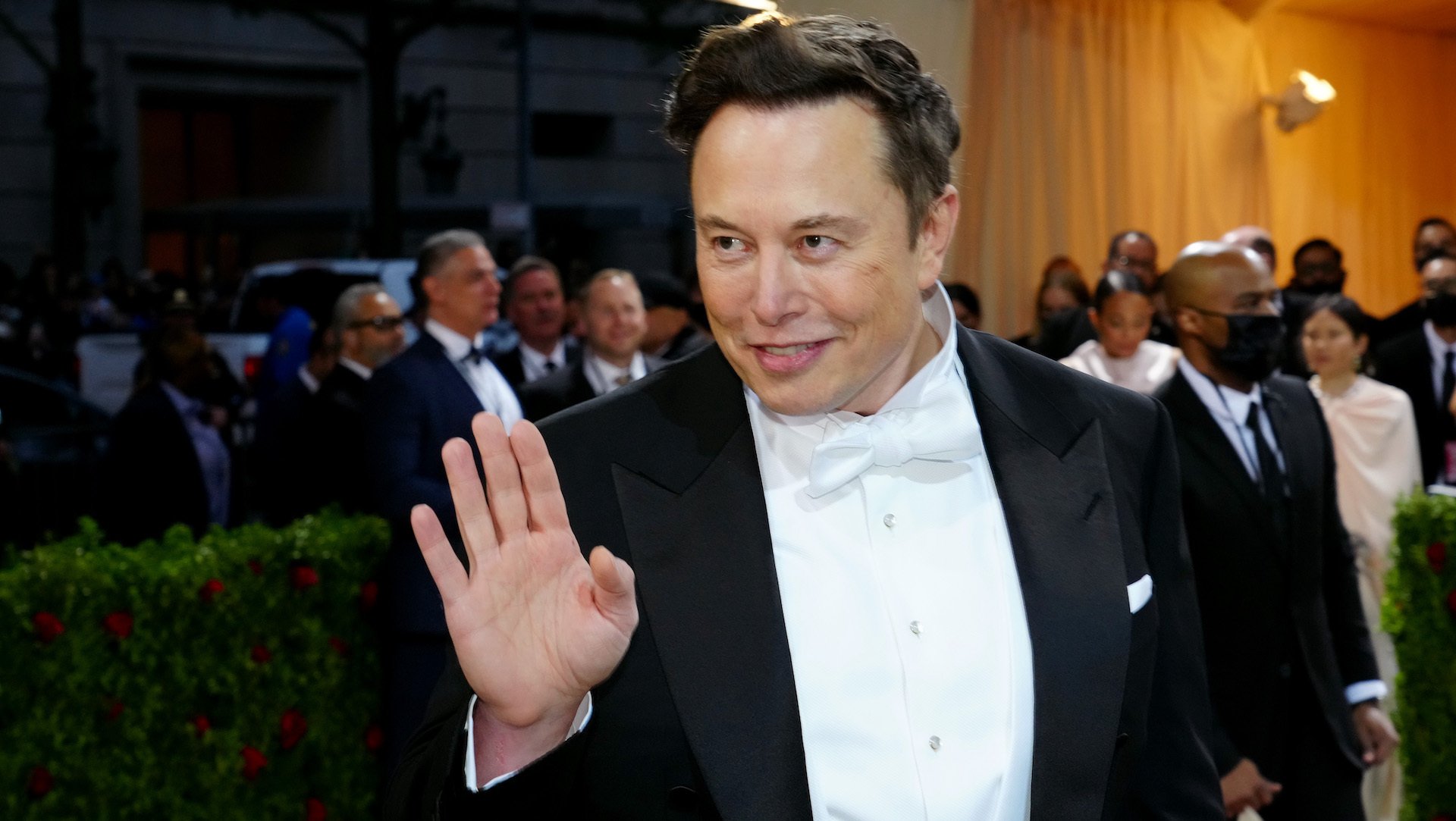 Elon Musk attends The 2022 Met Gala and offers up a creepy wave.