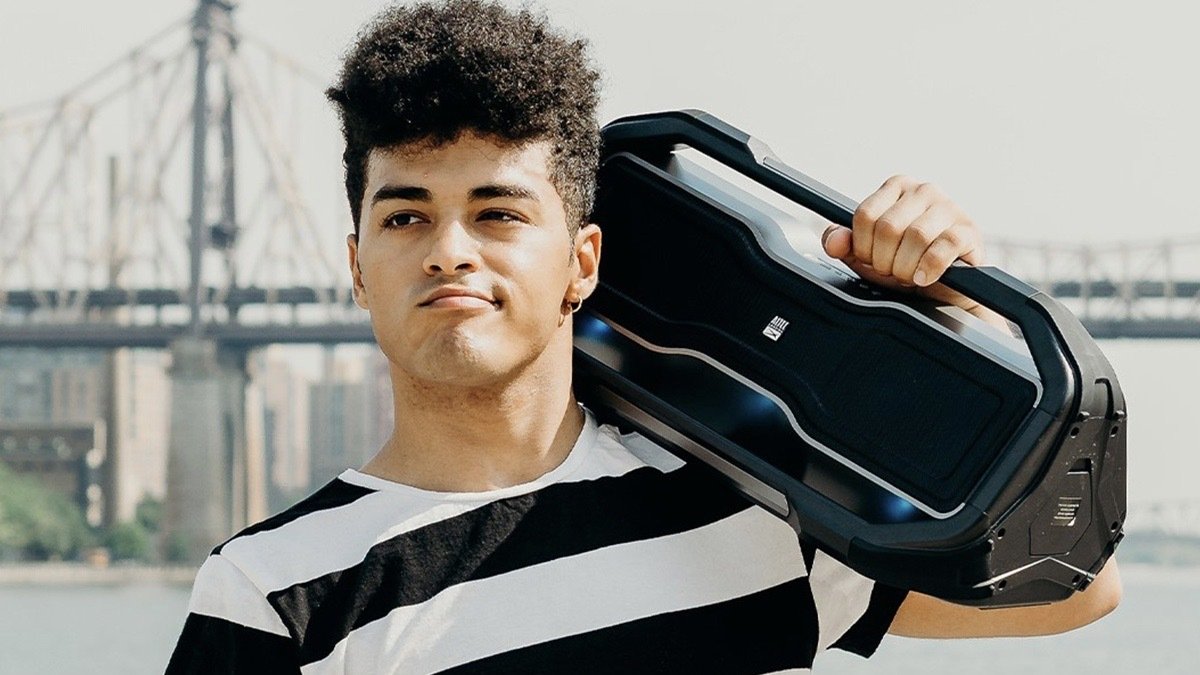 Person carrying the Altec Rockbox XL Speaker.