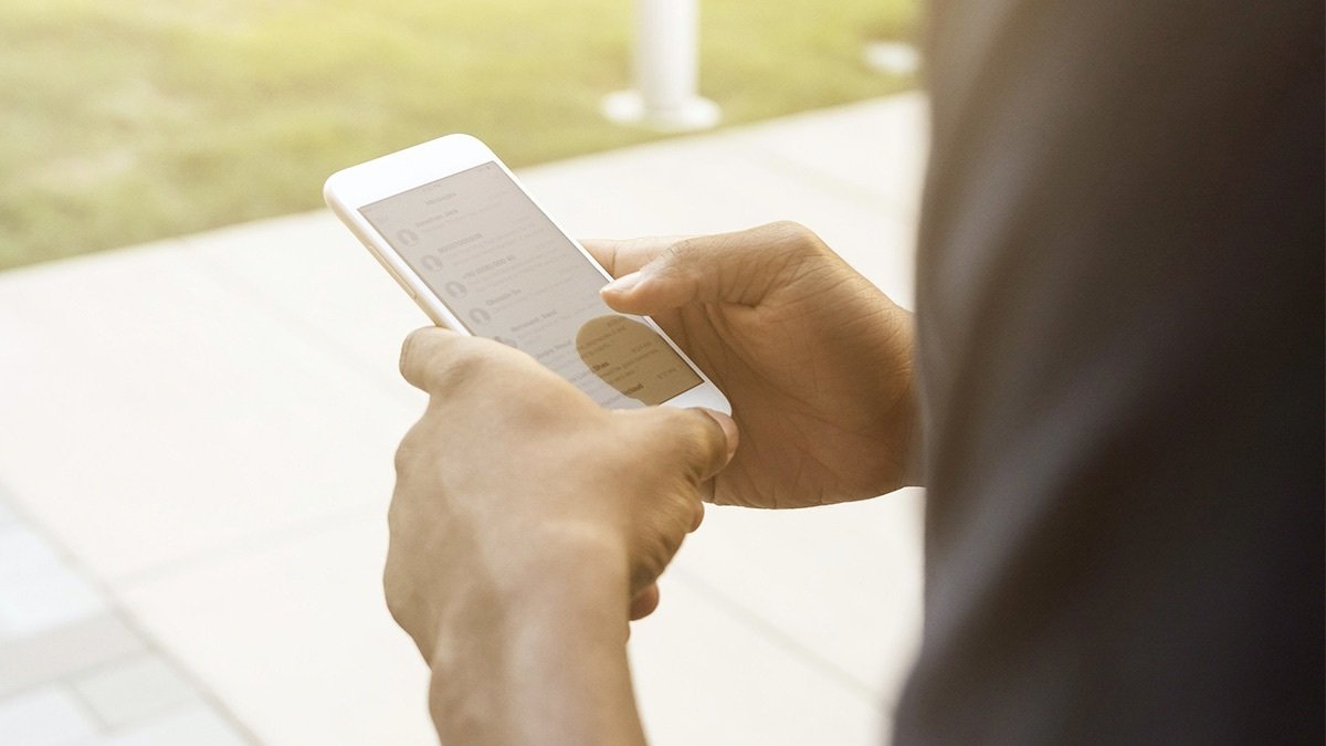 Person on their phone using the Speakly: Lifetime Subscription (All Languages).