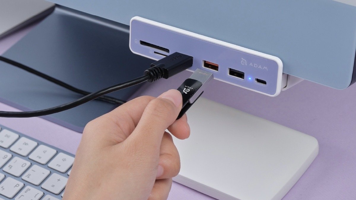 Person using the CASA HUB i7 7-in-1 Hub.