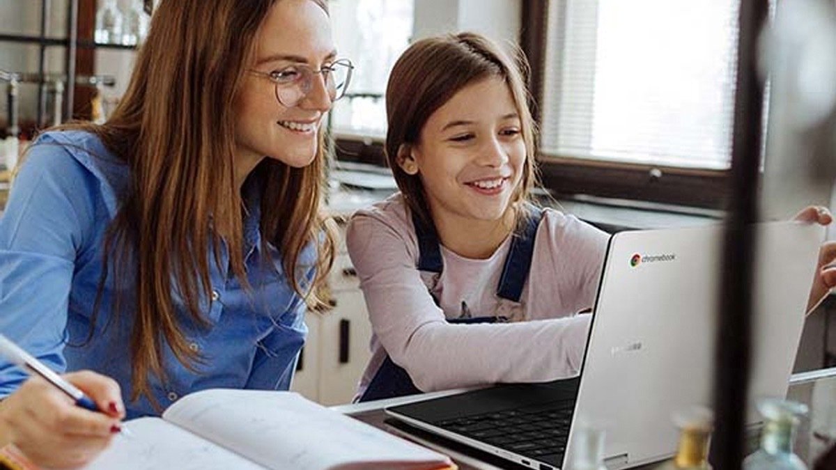 Two people using the Samsung Chromebook 4.