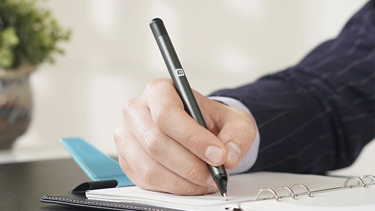 Person using the SyncPen3: NEWYES Smart Pen.