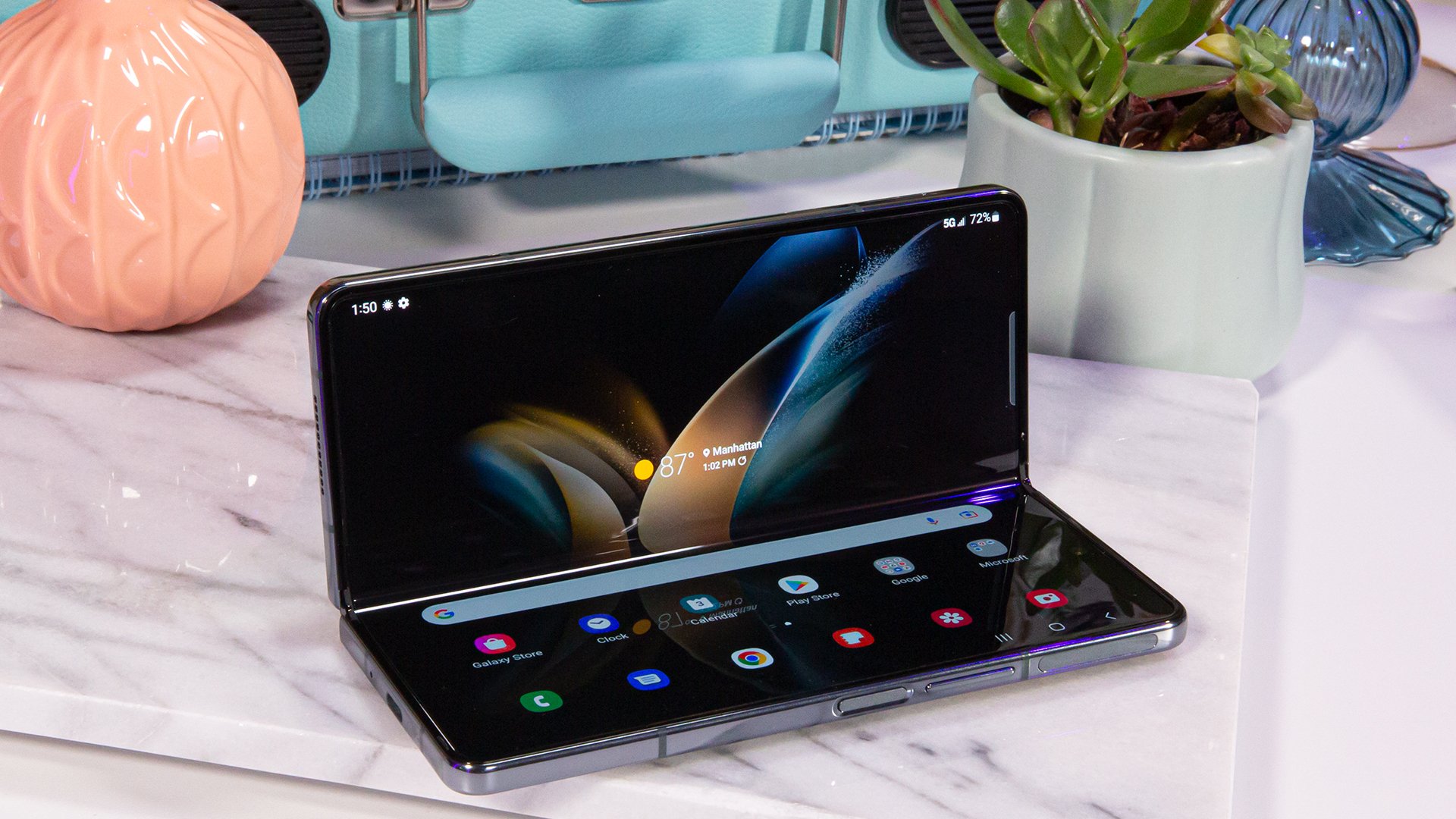 Galaxy Z Fold 4 in clamshell form
