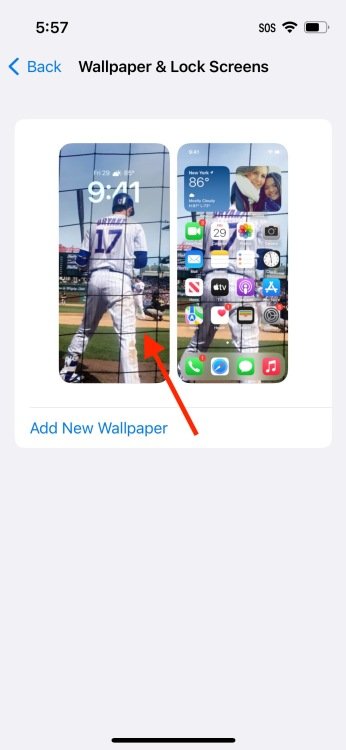 Wallpaper settings with red arrow pointing to existing wallpaper.