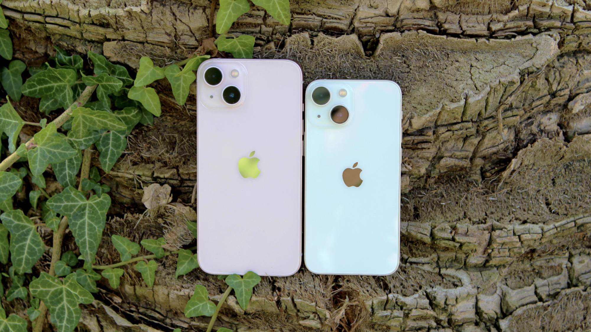 iPhone 13 next to iPhone 13 Mini