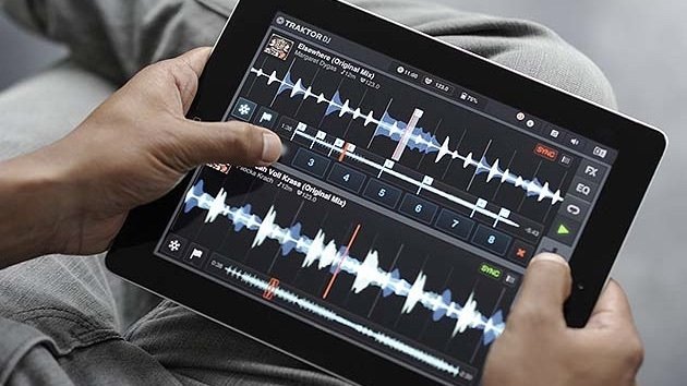 Someone holding the Apple iPad Air 32GB - Space Gray (Grade B Refurbished: Wi-Fi Only) Bundle.