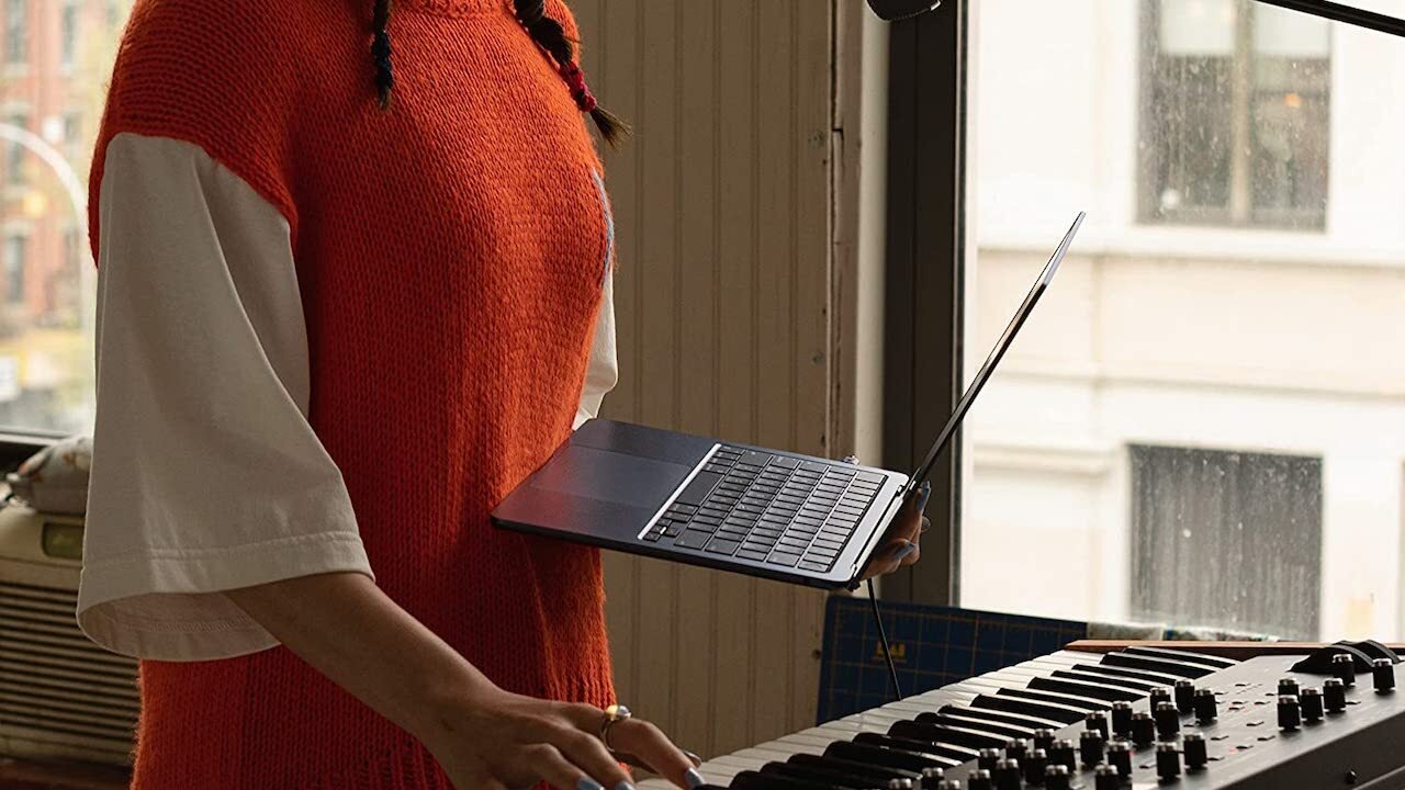 Person holding Apple MacBook Air 2022