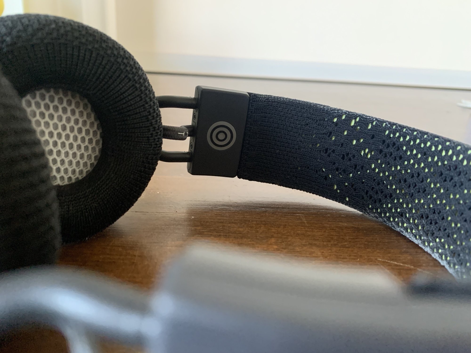 A shot of the inside of the headphone bans where three grey rings can be seen.