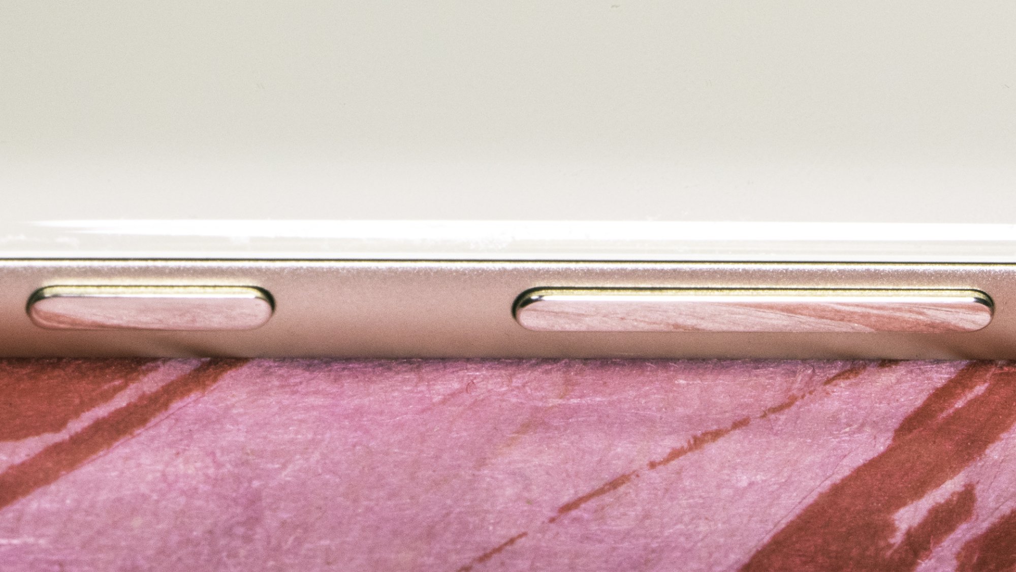 Google Pixel 7 power button and volume rocker