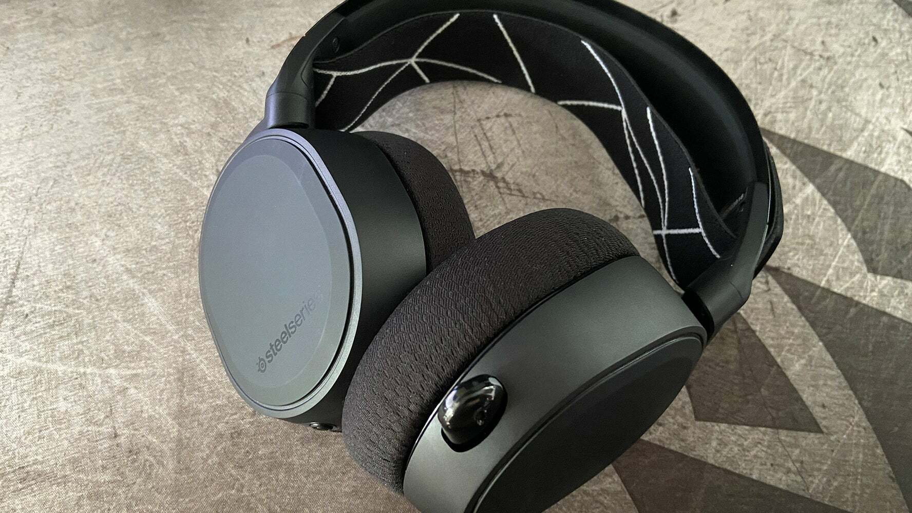 SteelSeries Arctis 9 headphones