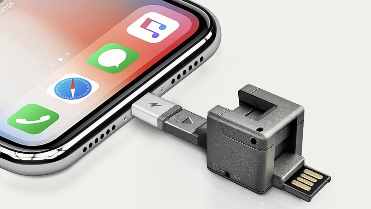 WonderCube Pro plugged into a phone.