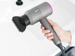hand holding the fenne hair dryer