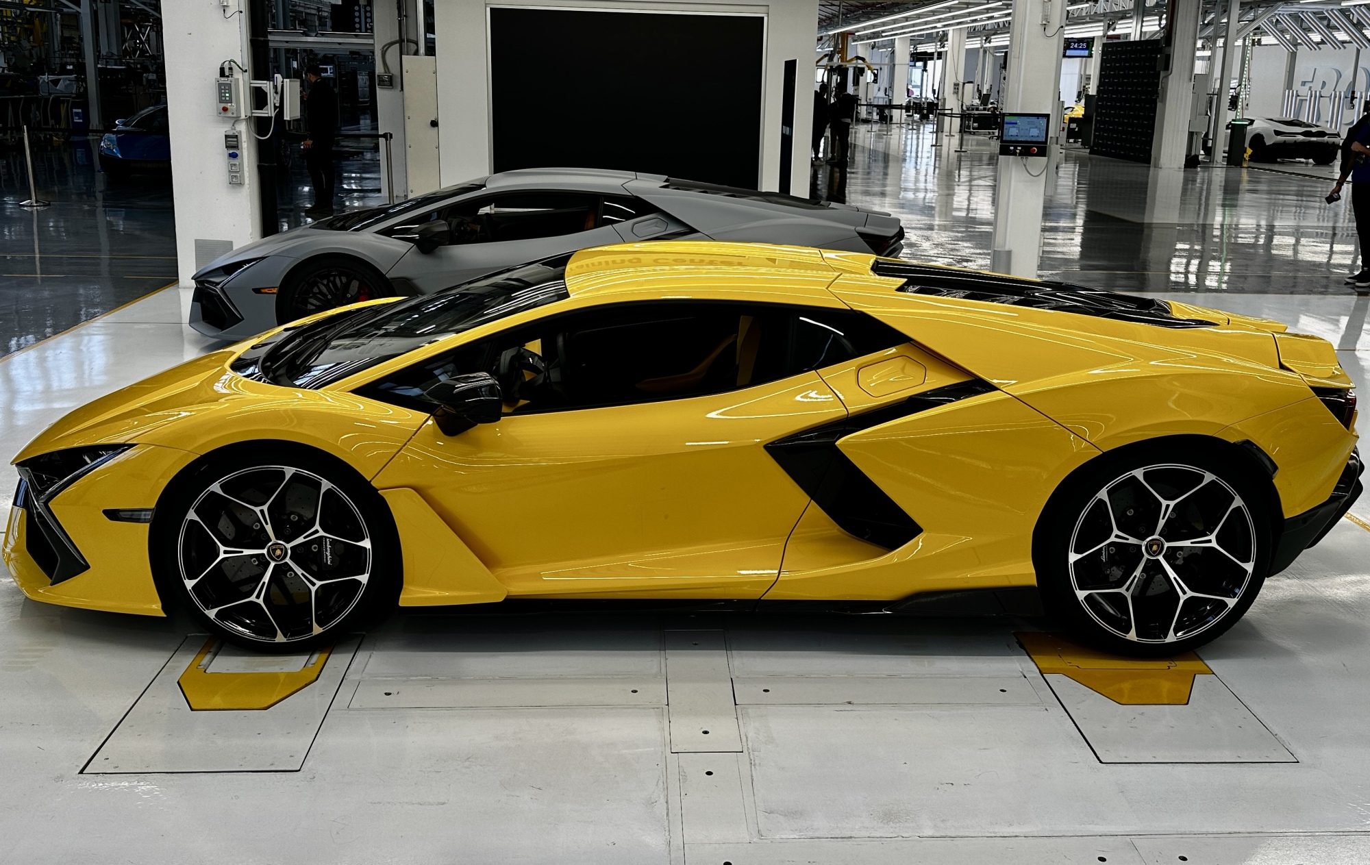 Lamborghini Revuelto