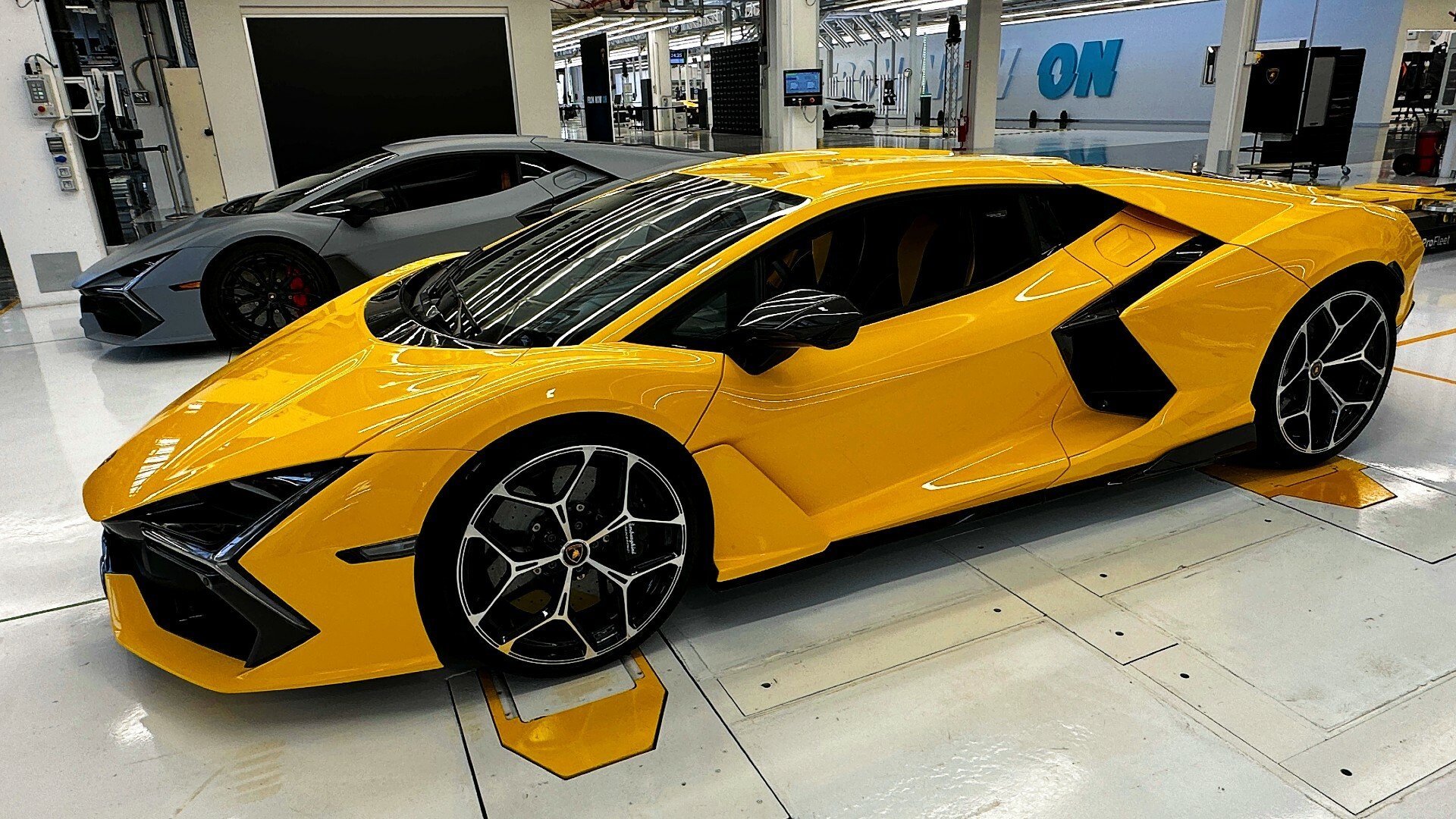 Lamborghini Revuelto