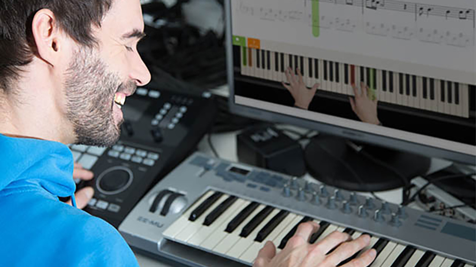 man playing keyboard using skoove piano lessons app