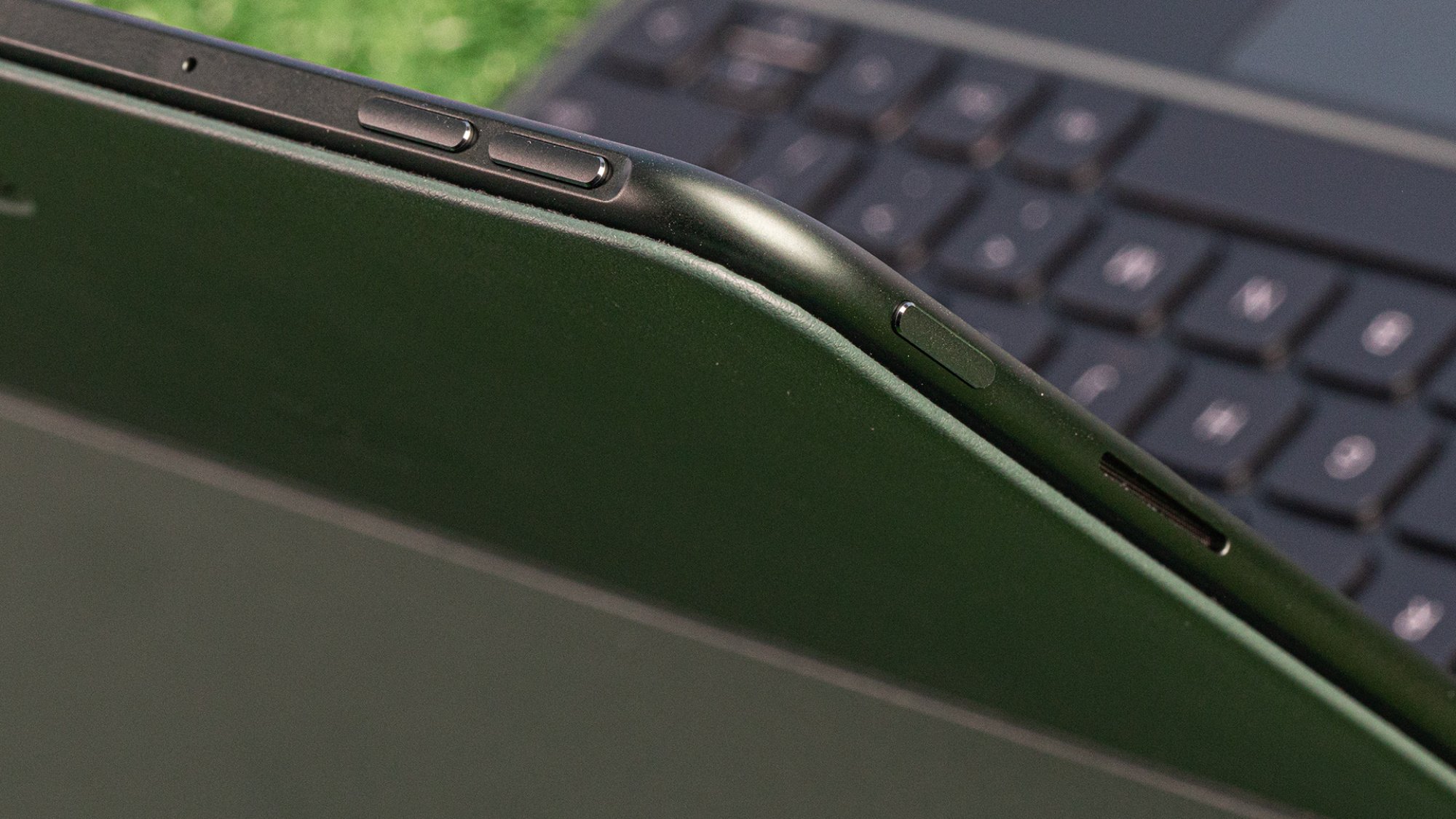 Power and volume buttons on OnePlus Pad