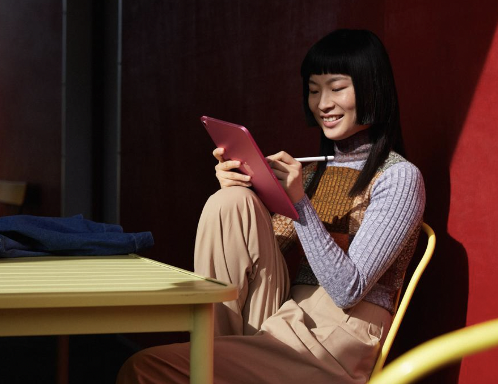 Man touching the 9th gen Apple iPad in a silver color