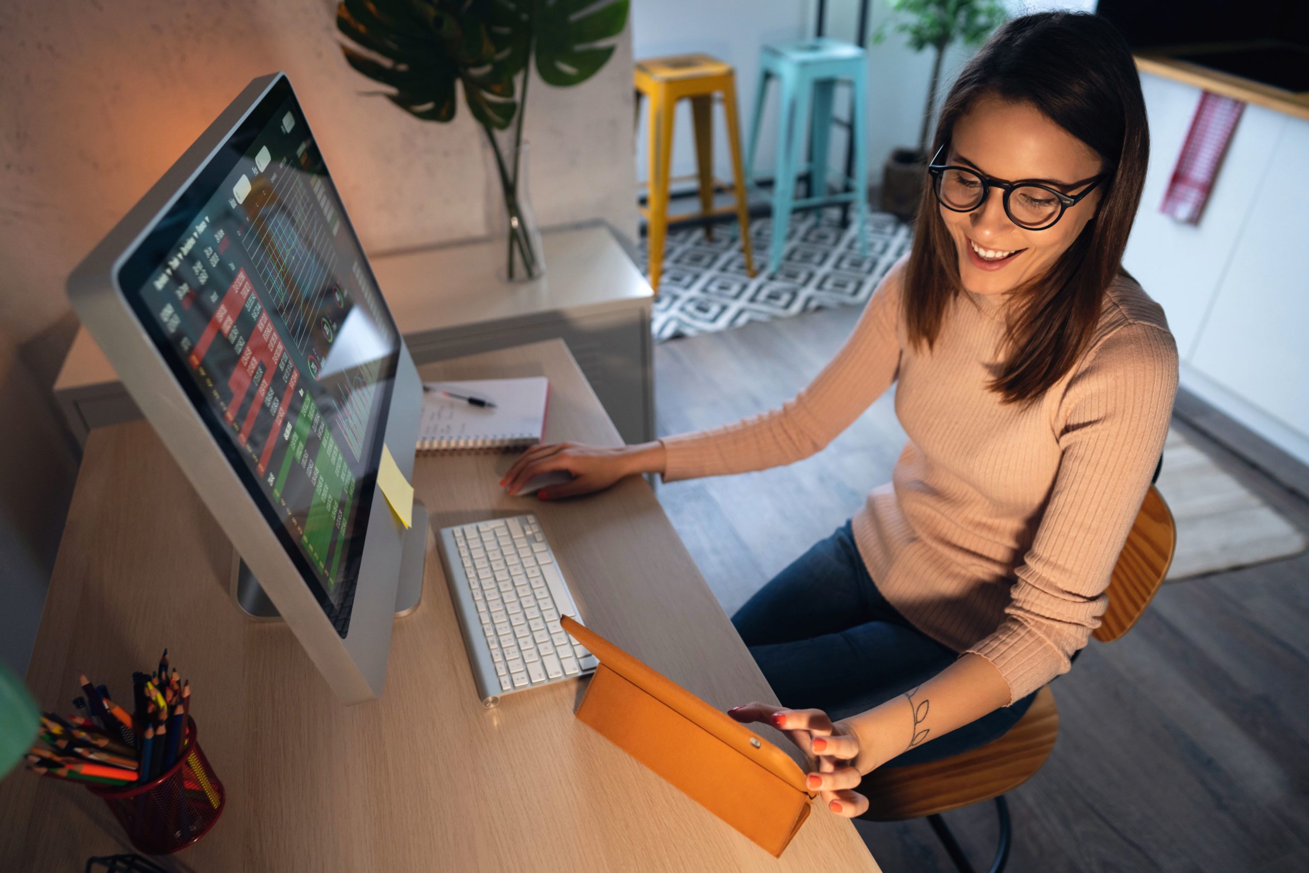 woman buying stocks
