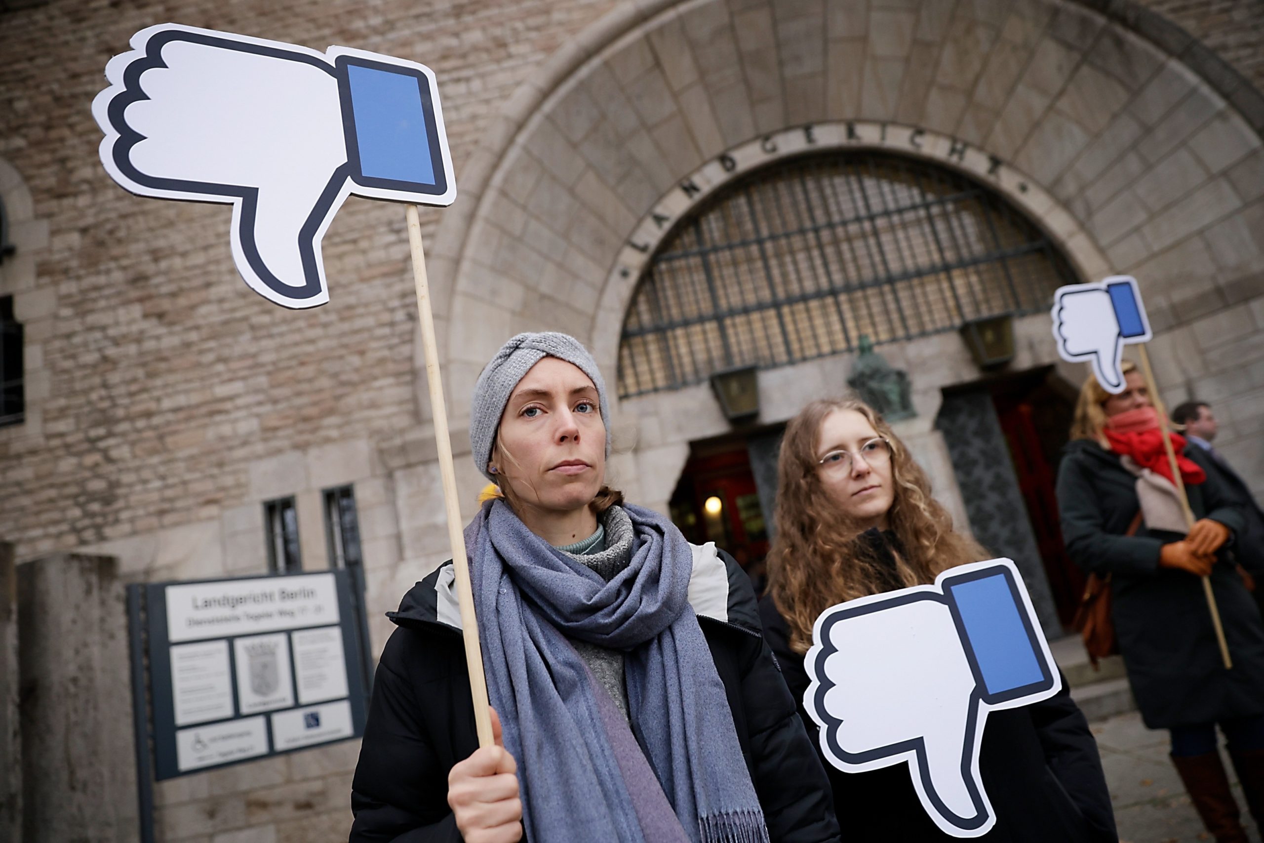 Supporters of the lawsuit stand in front of the Berlin Regional Court before the start of the hearing of DUH's landmark lawsuit against the US internet giant Meta (Facebook, Instagram) at the Berlin Regional Court. The lawsuit is based on threats of violence and murder in public Facebook groups. Resch is demanding that the Facebook parent company close certain groups and is attempting to enforce this with a model lawsuit.