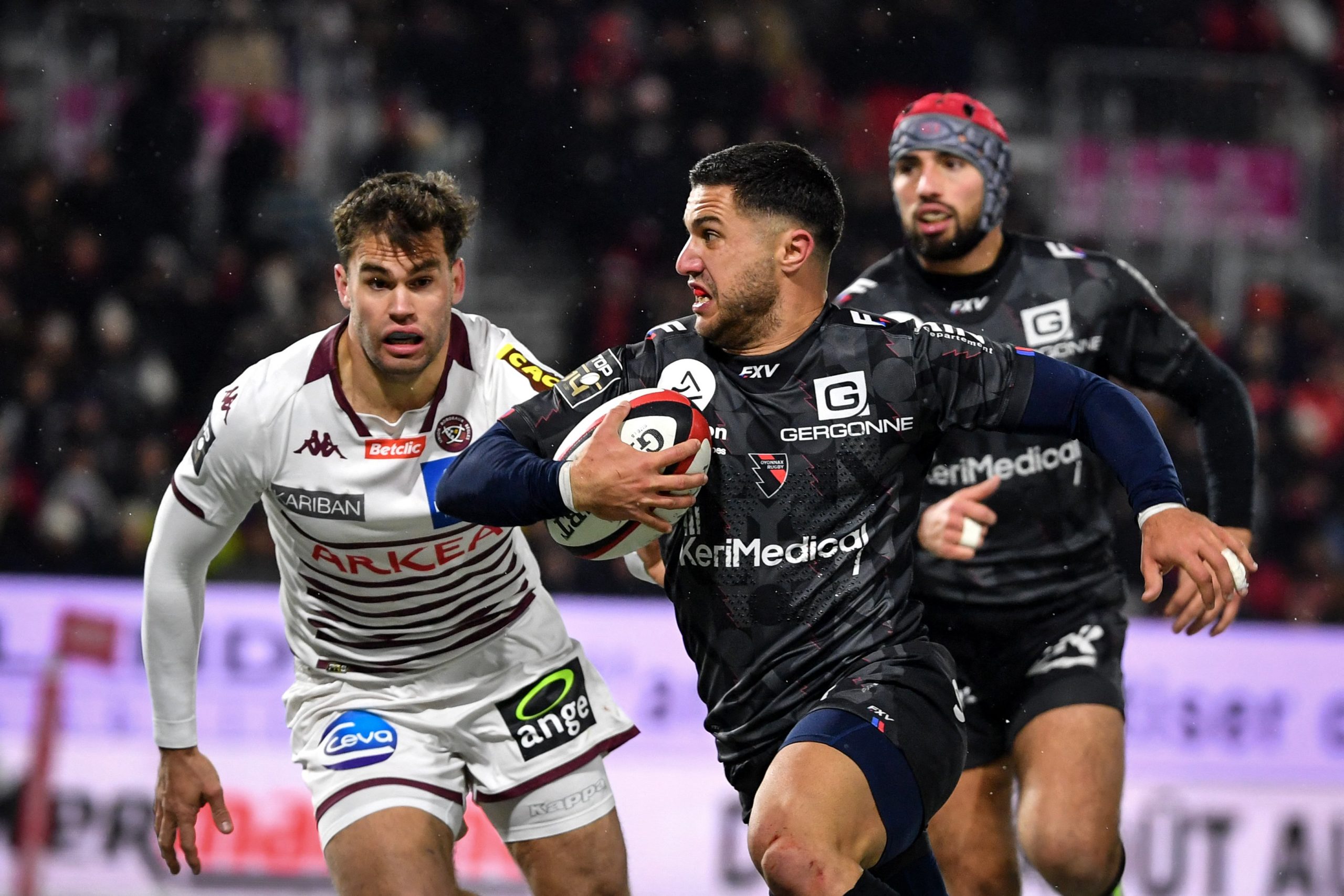Oyonnax' Scottish prop Rory Sutherland runs with the ball