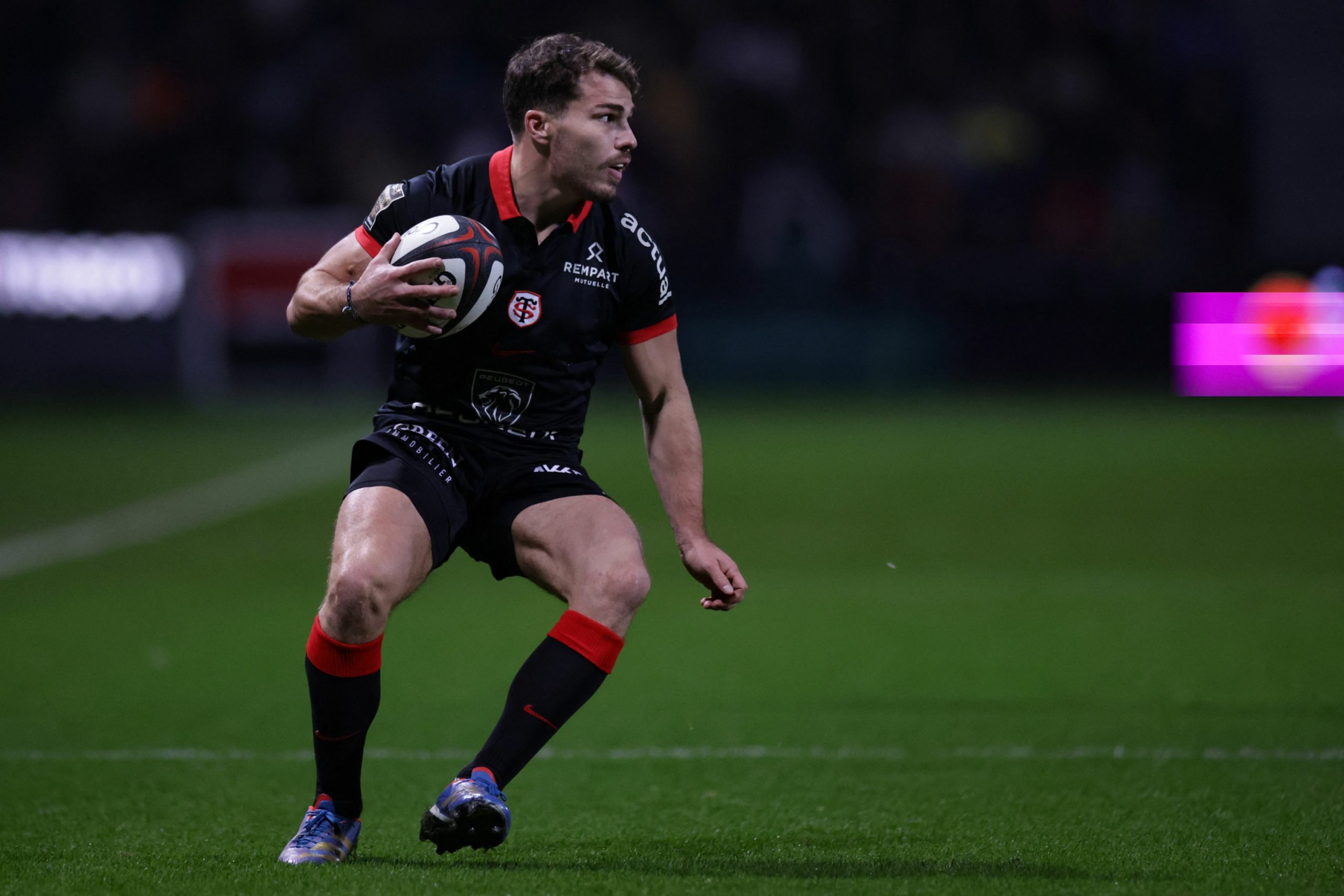 Toulouse's French scrum-half Antoine Dupont runs with the ball