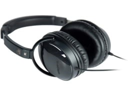 wired headphones in black