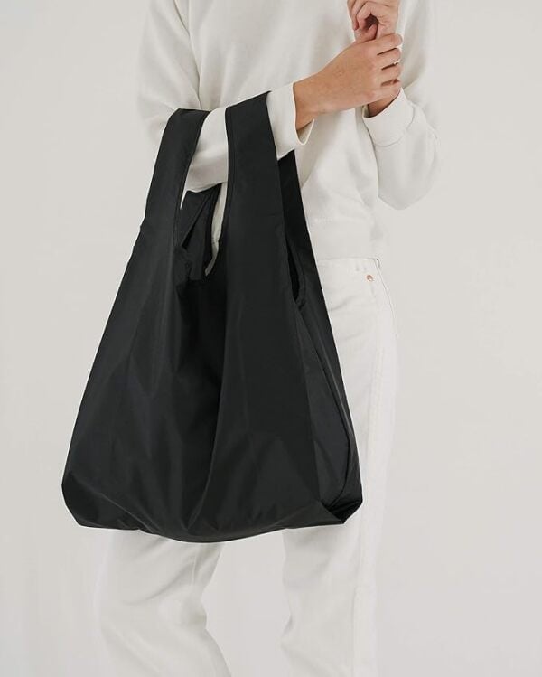 person holding black baggu bag