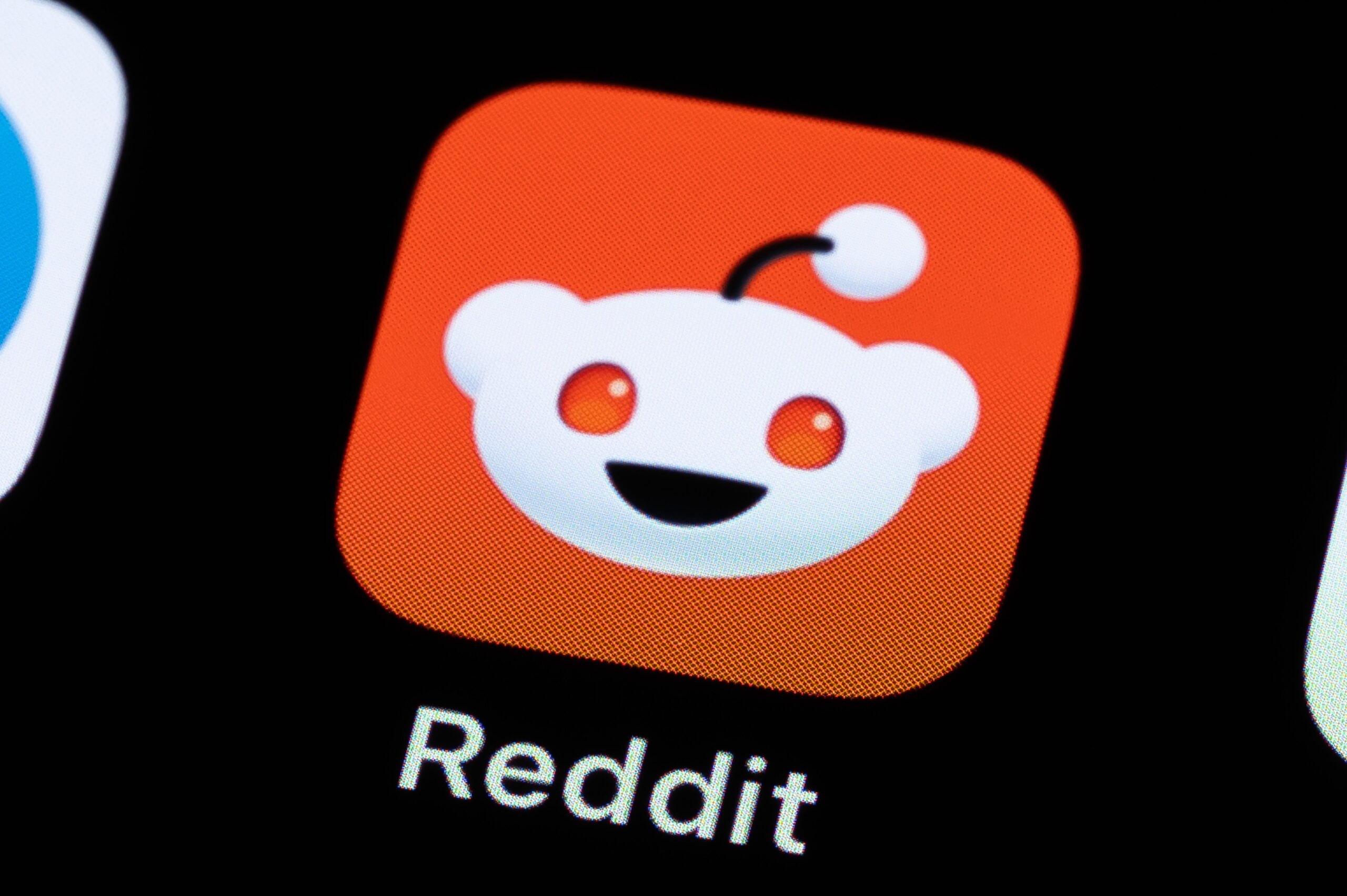 reddit logo on a black screen