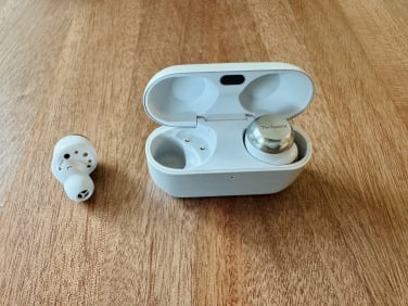 technics az 100 earbuds with charging case