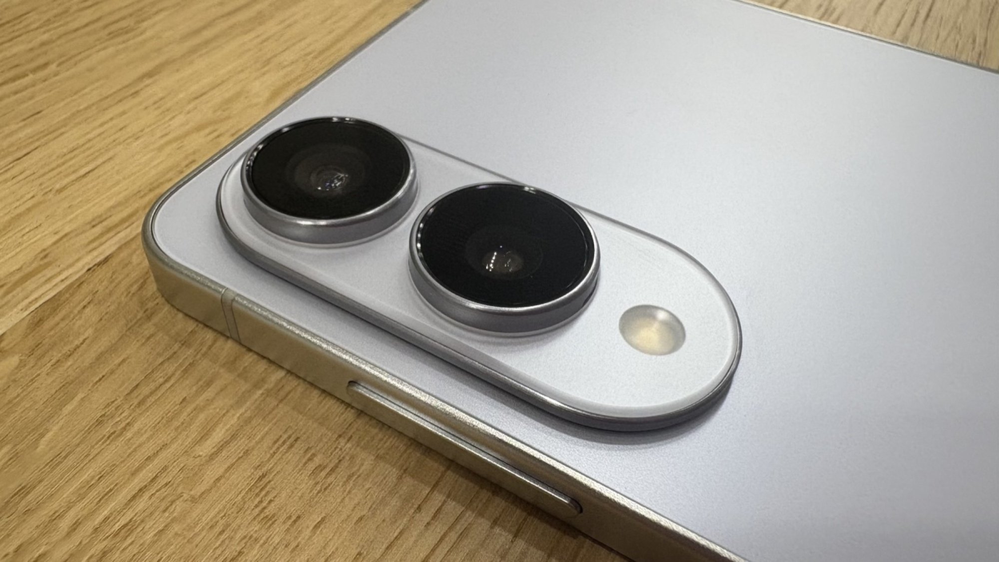 the two rear cameras on the samsung galaxy S25 edge
