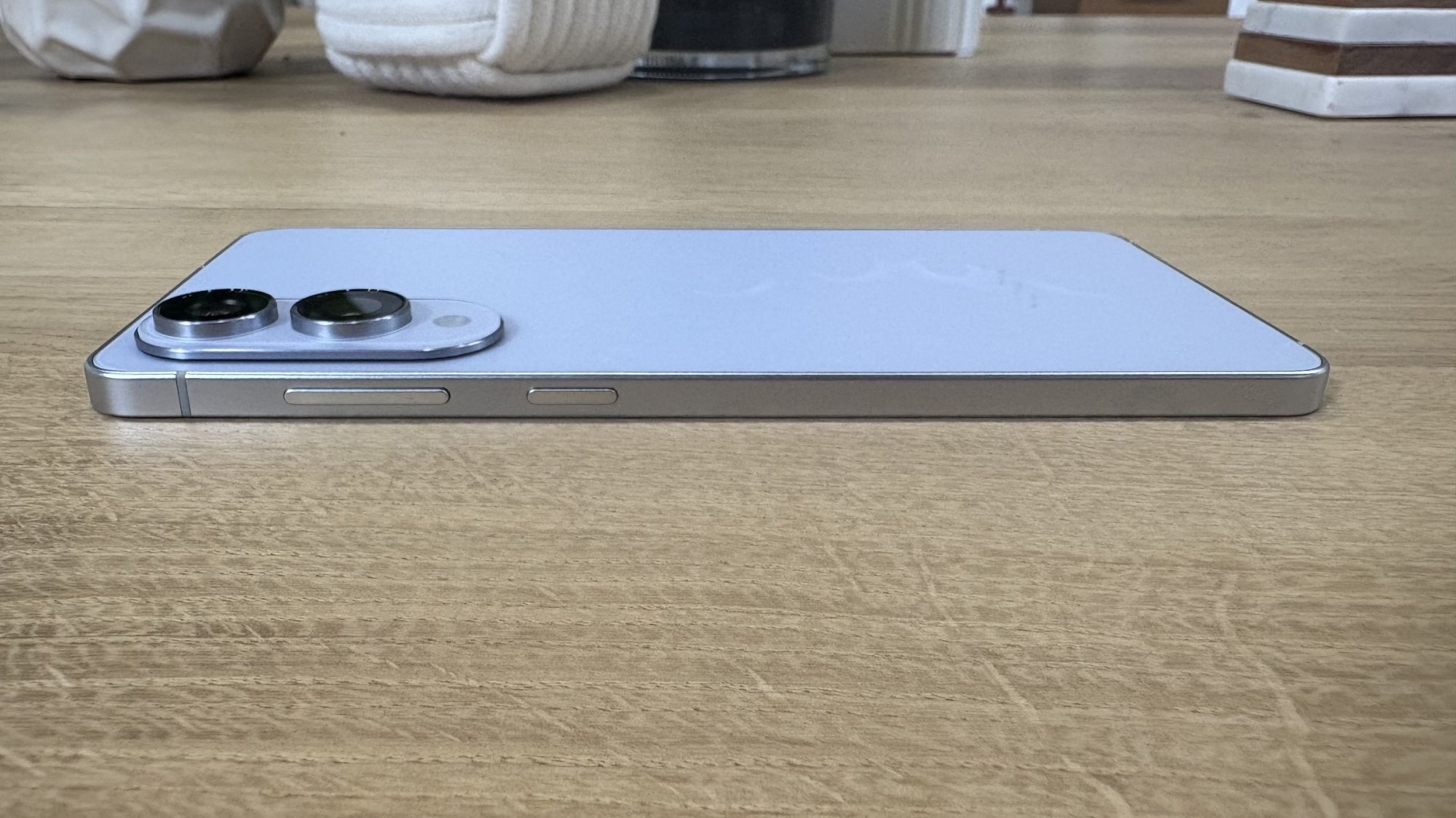 Samsung Galaxy S25 Edge lying flat so you can see how thin it is
