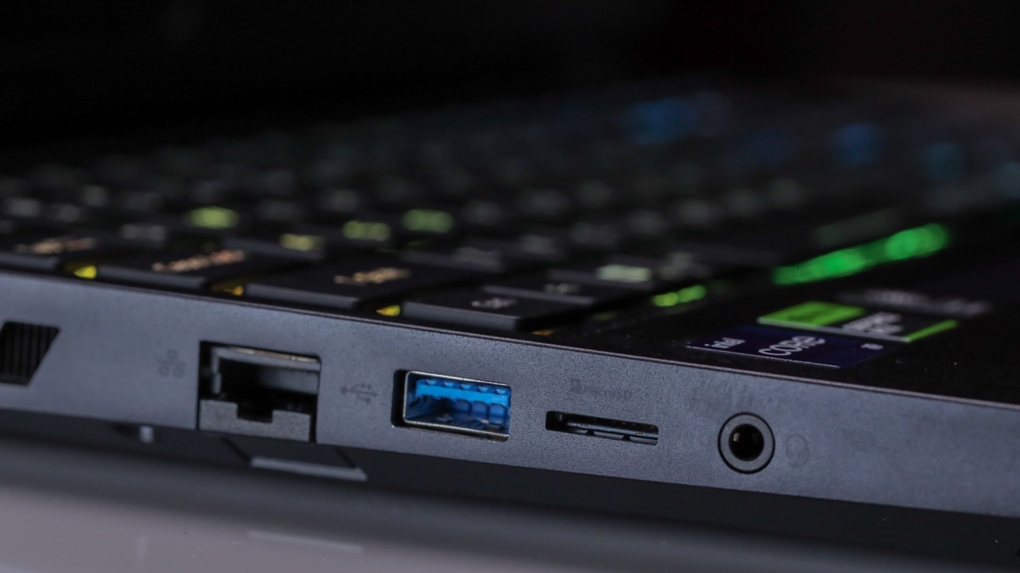 the acer predator helios 16's left-side ports