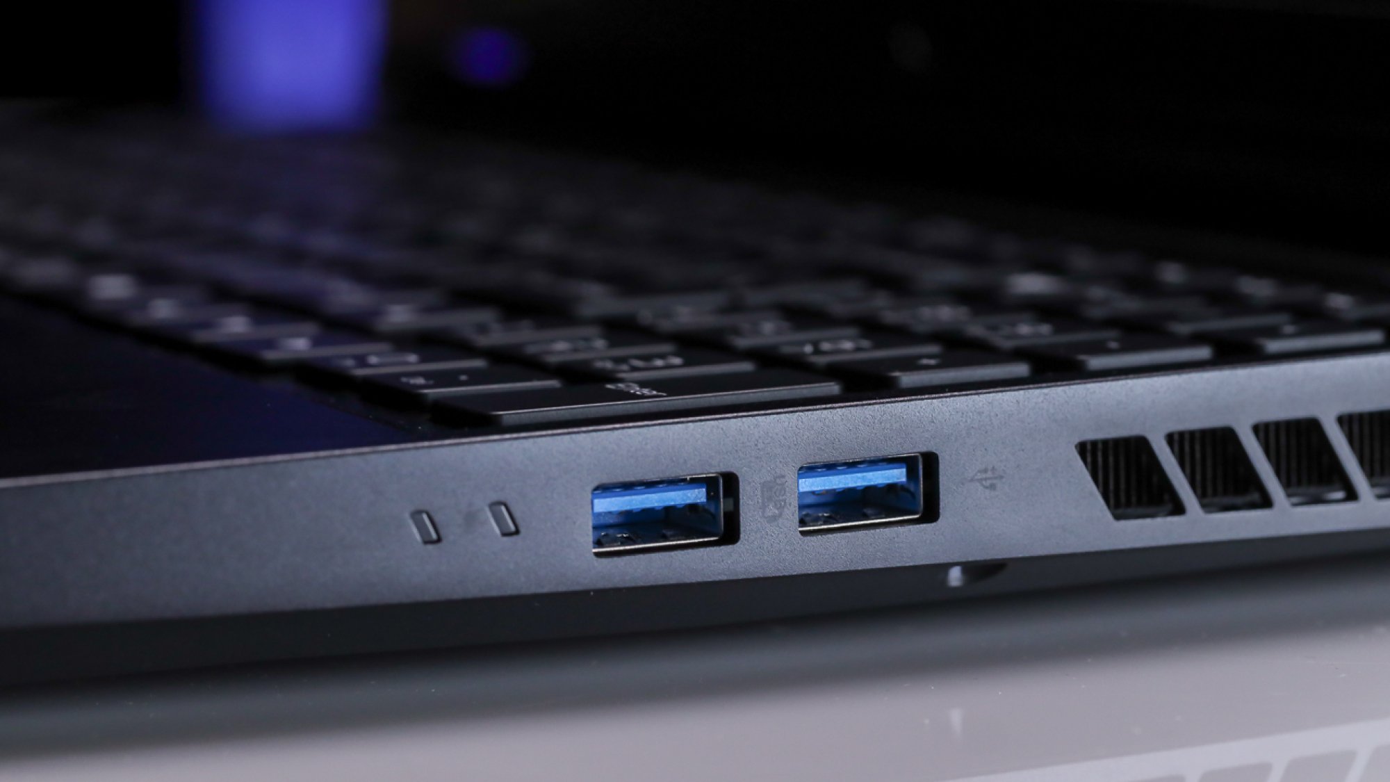 the acer predator helios 16's right-side ports