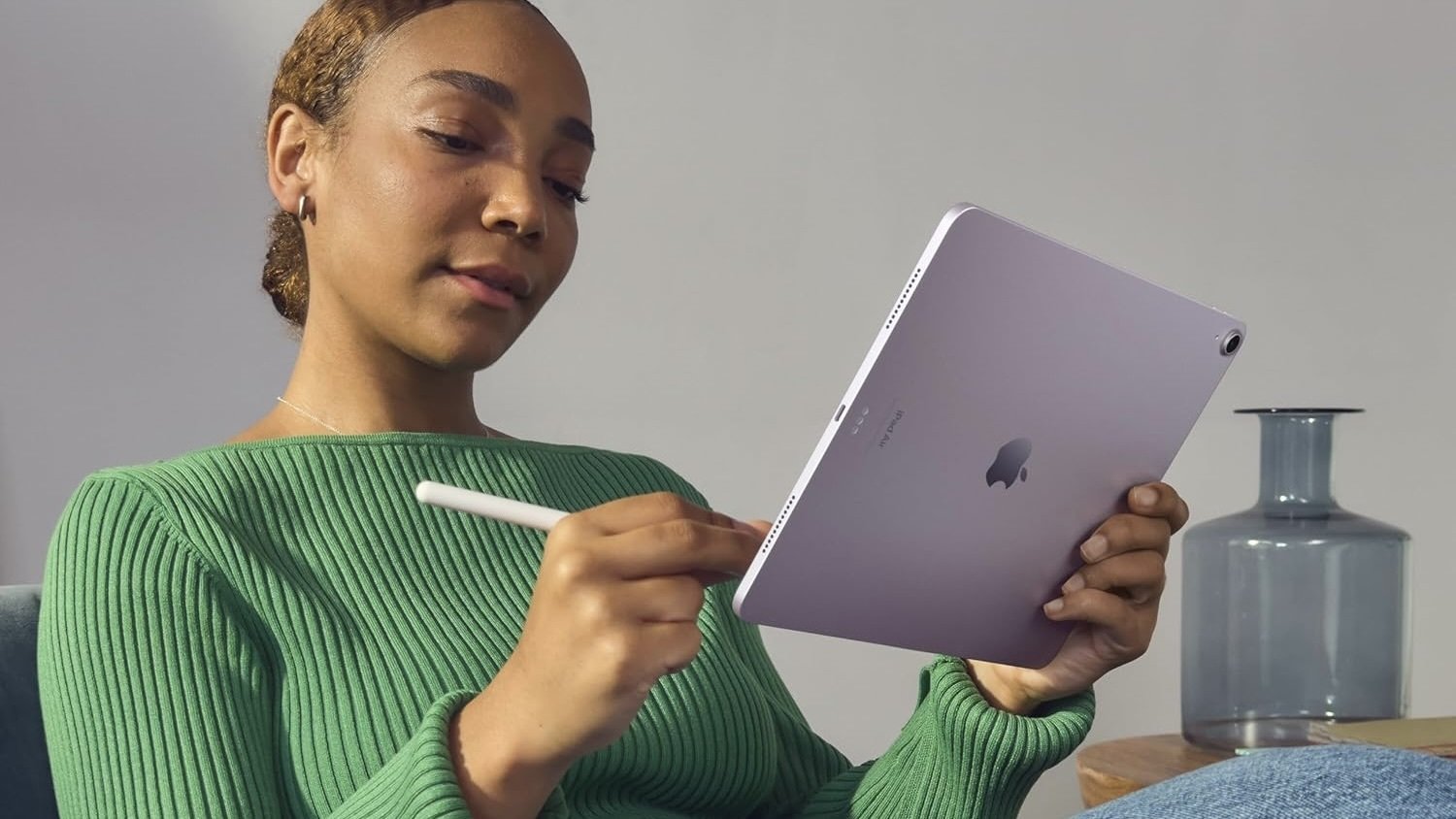 person writing on purple ipad air with apple pencil