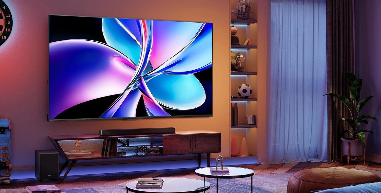 the Hisense QD7 in a dimly lit living room