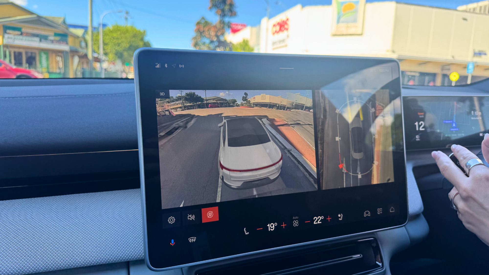 The Polestar 4's 360 view on its navigation display.