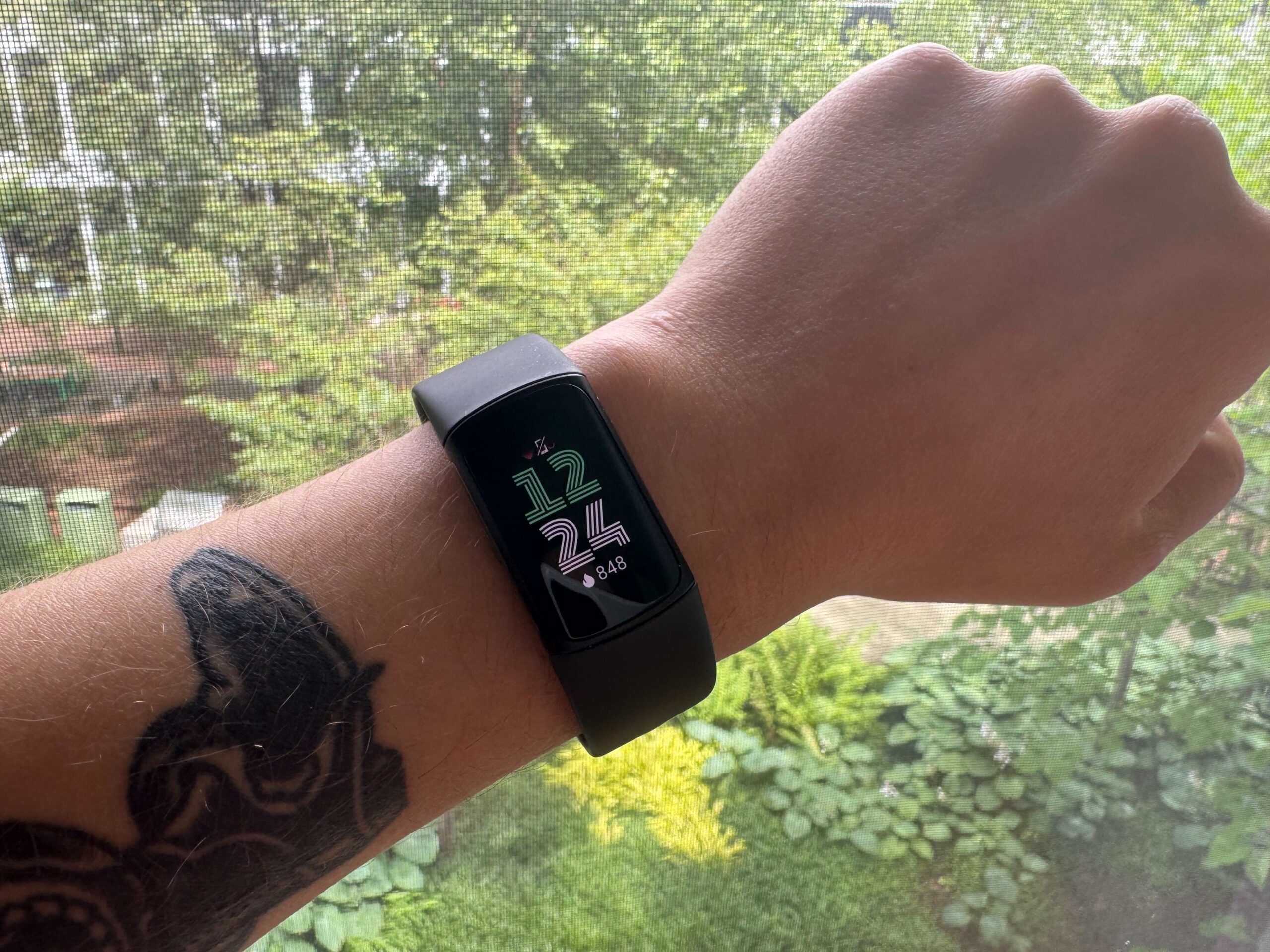 Fitbi Charge 6 on wrist