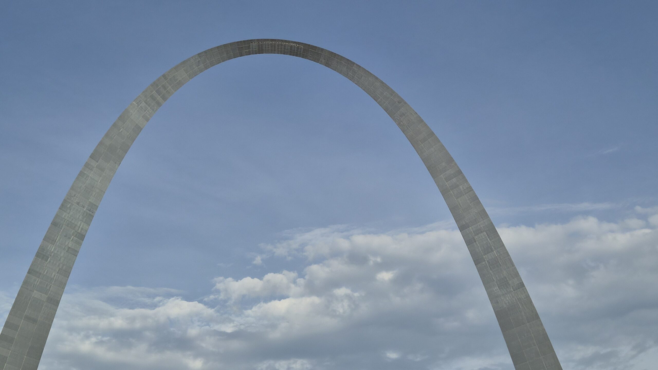 st. louis arch on sunny day