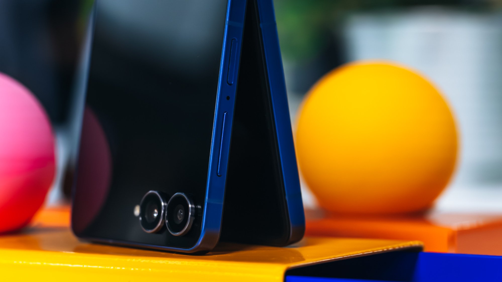 close-up of the cameras on the Galaxy z flip 7