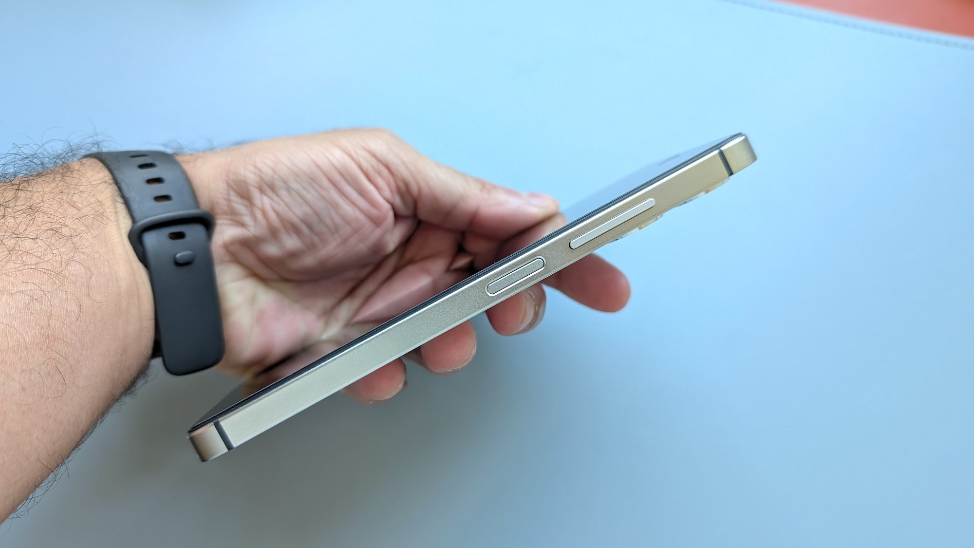 nuu n10 smartphone seen from side in man's hand