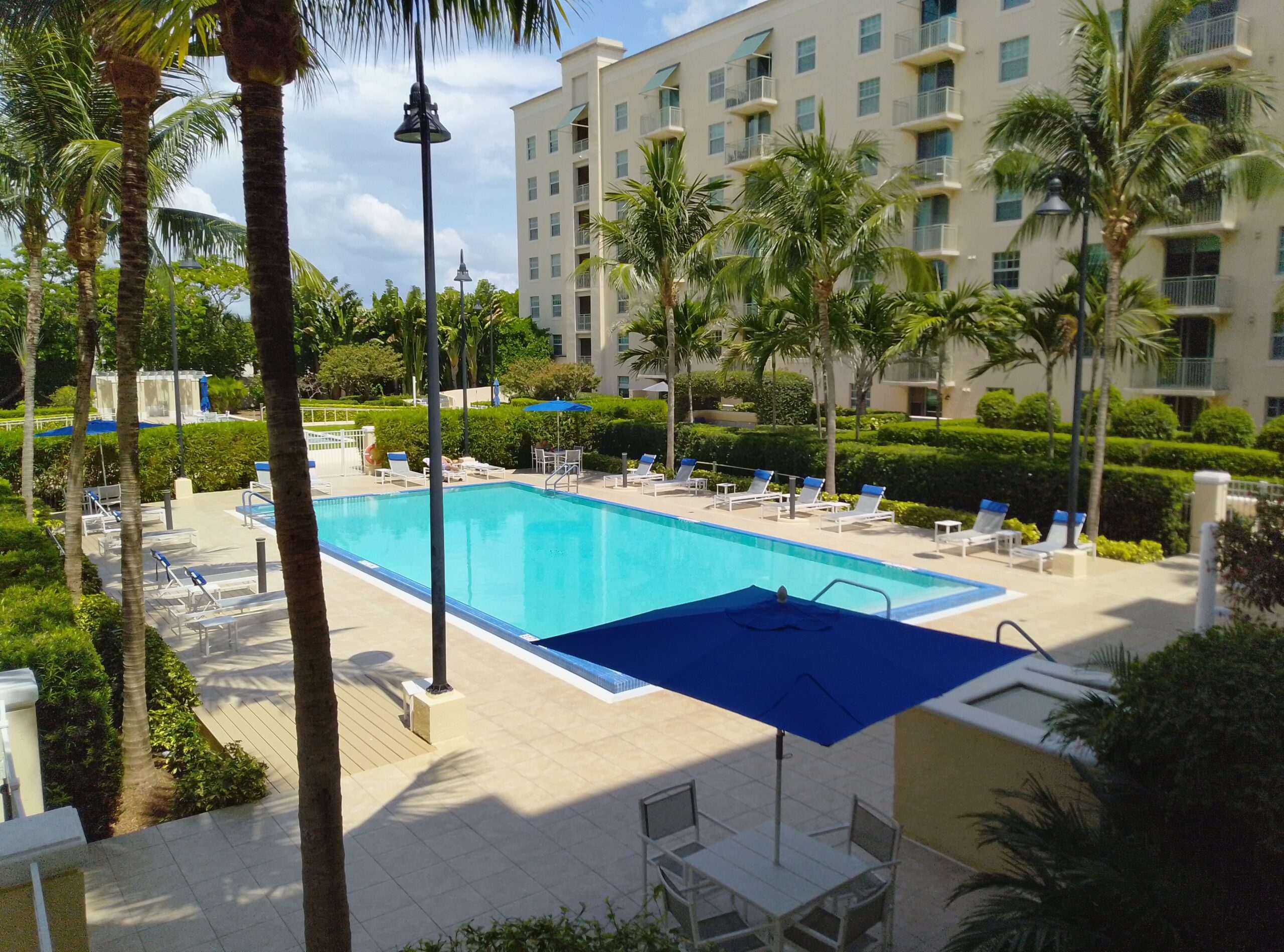 photo of pool taken with nuu n10 smartphone