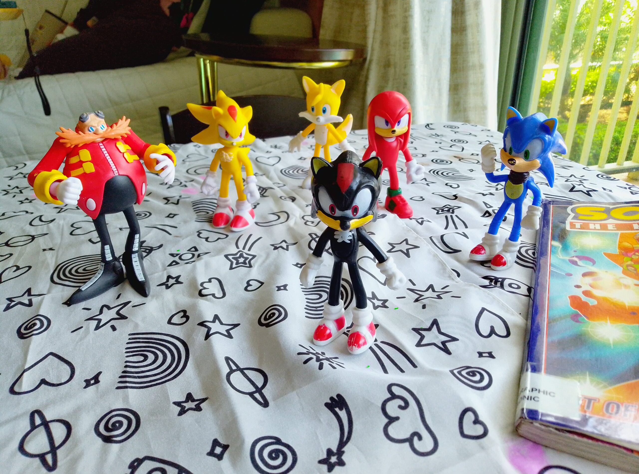 sonic figurines photographed by nuu n10 smartphone