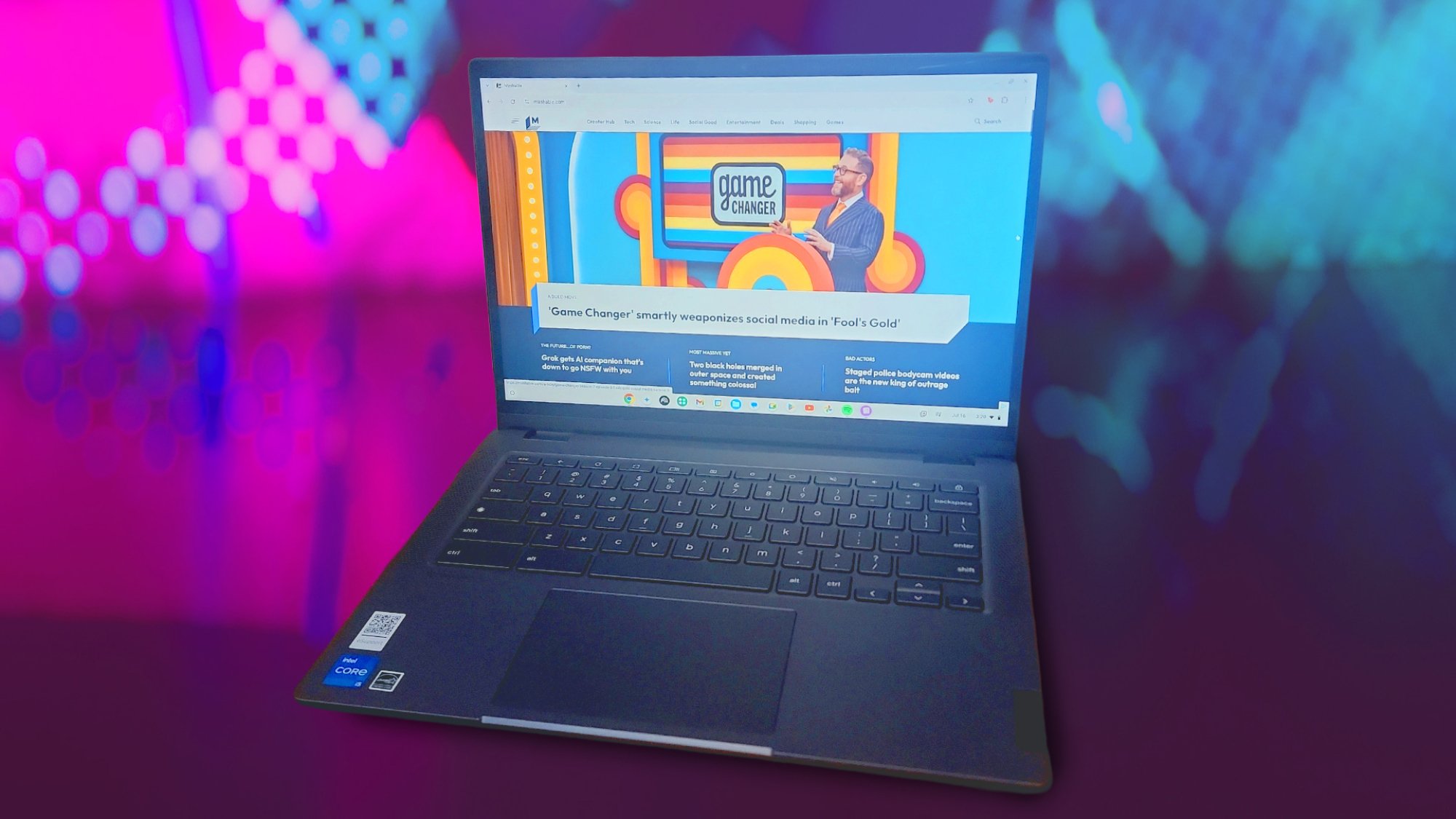 lenovo flex 5i laptop with mashable homepage onscreen