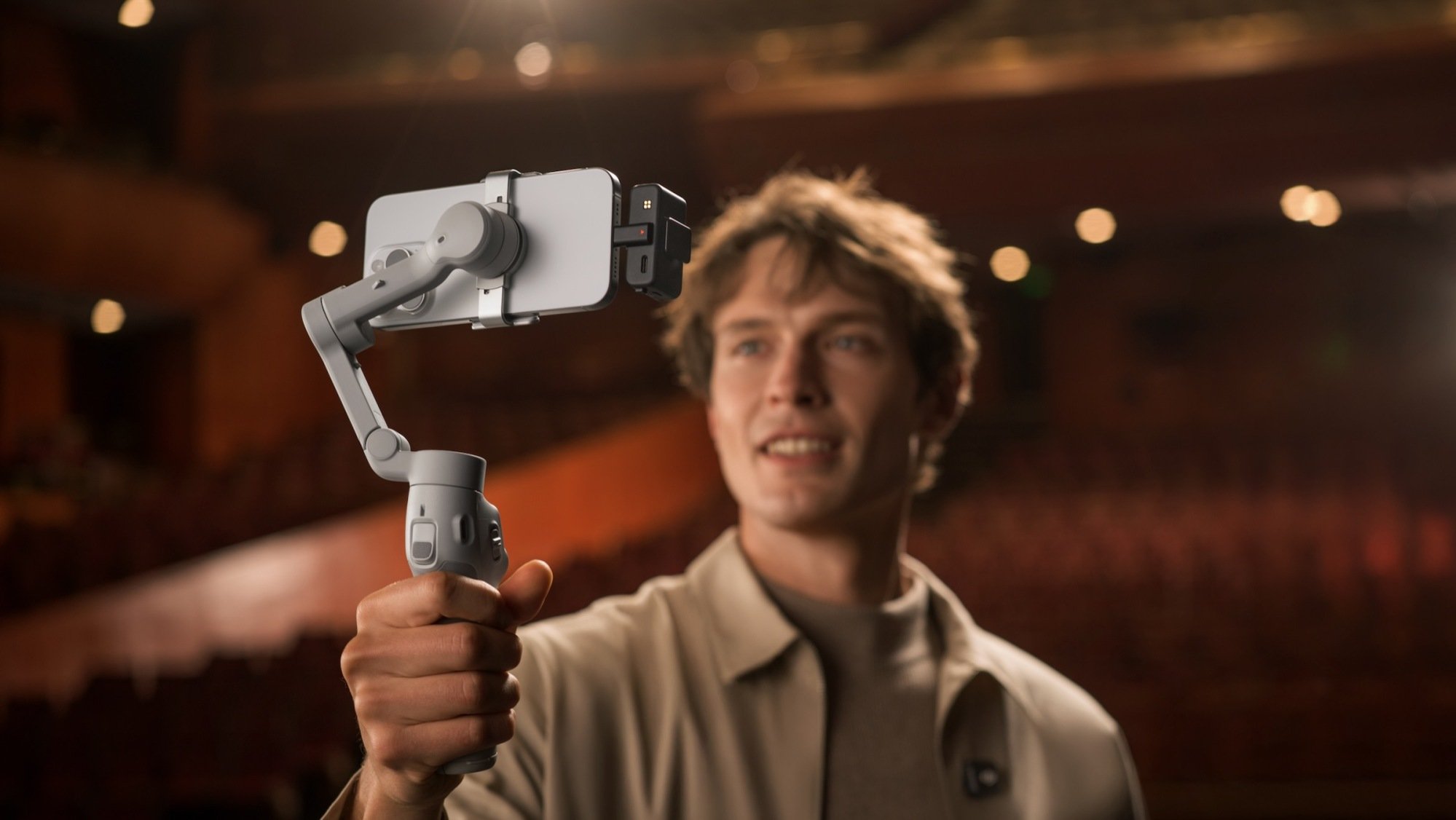 man holding phone in gimbal with dji mic 3