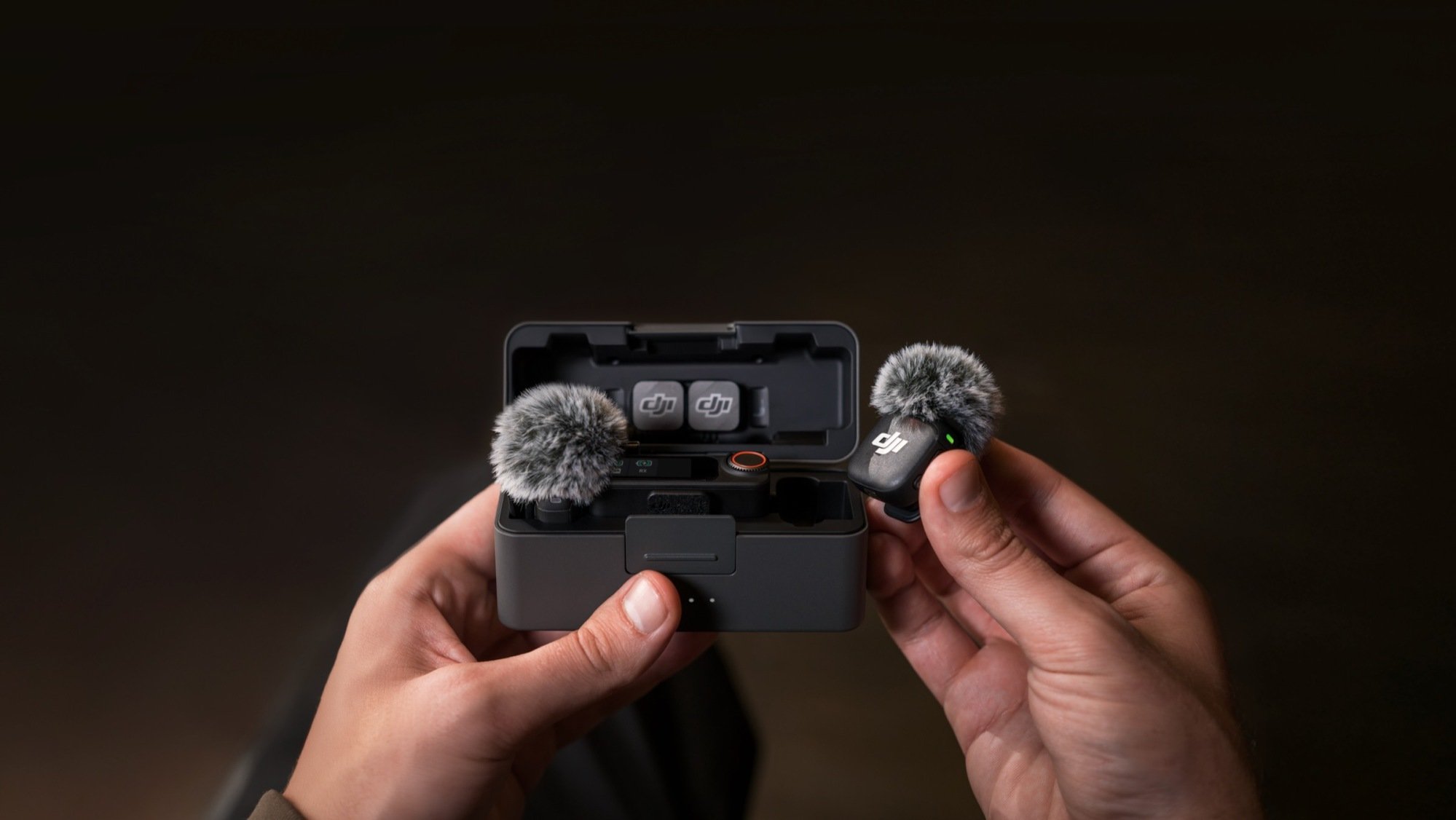 dji mic 3 in hand
