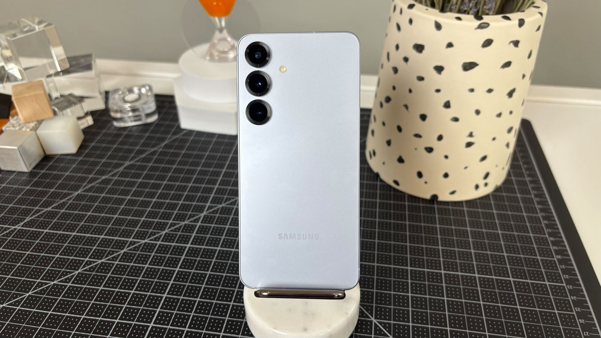 samsung galaxy s25 on desk