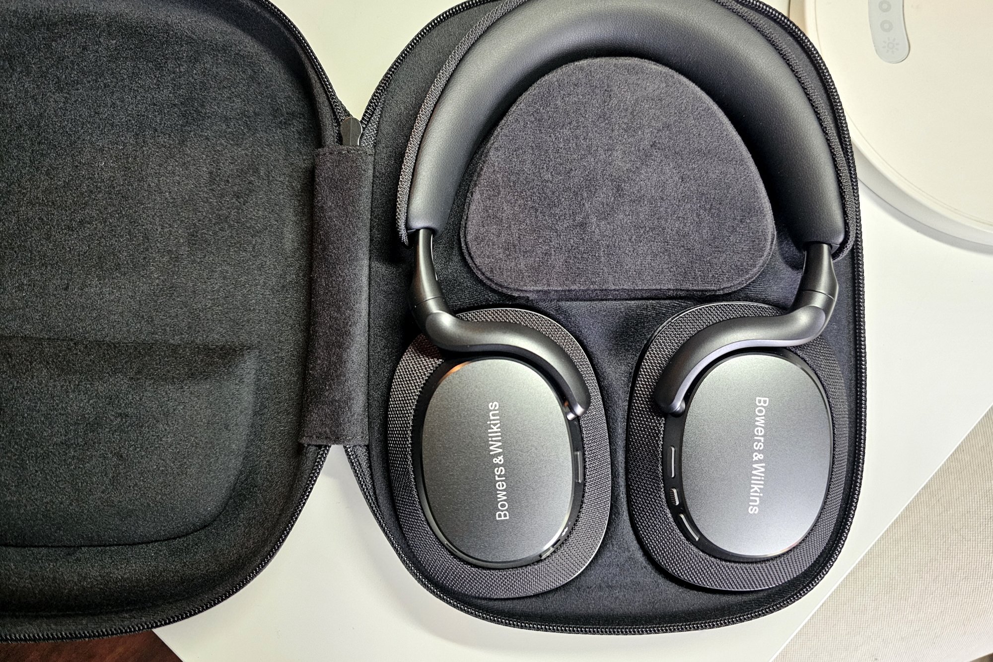 bowers and wilkins px7 s3 headphones in travel case