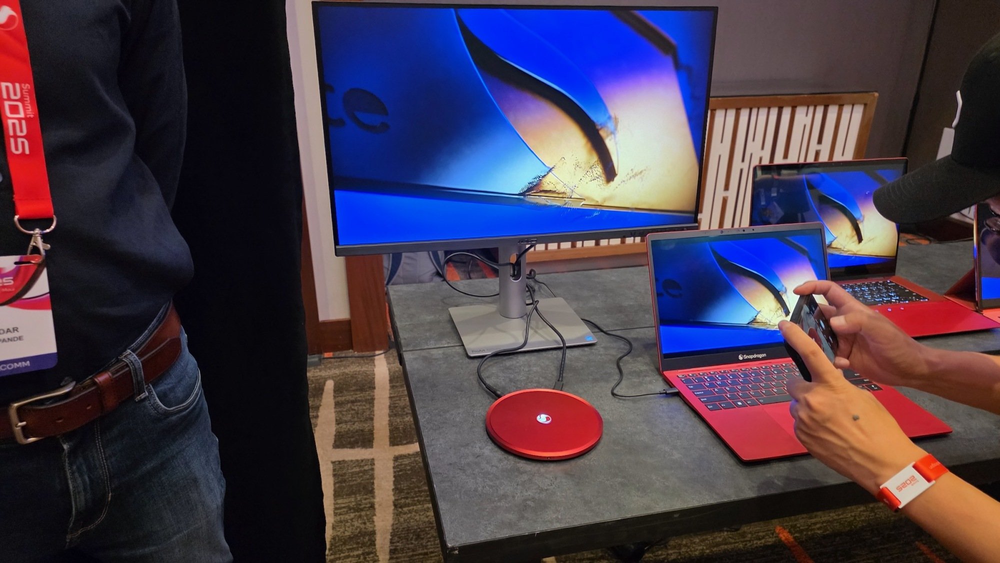 qualcomm snapdragon mini pc on desktop